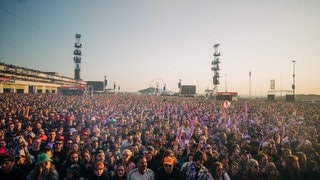 Das Wetter bei Rock am Ring ist 2023: Das Publikum vor der Bühne genißt die Sonnenstrahlen (Foto: SWR3, SWR3 / Niko Neithardt) Das Wetter bei Rock am Ring ist 2023: Das Publikum vor der Bühne genißt die Sonnenstrahlen