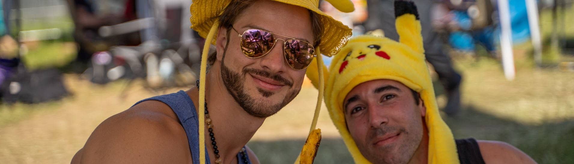 Zwei Männer mit gelben Pikachu-Hüten sind vor Zelten bei Rock am Ring (Foto: SWR3, SWR3 / Ronny Krautz)