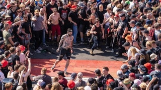 Eine Person im Mosh Pit