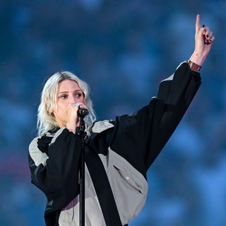 Sängerin Emily Armstrong und Mike Shinoda von Linkin Park auf der Konzertbühne in München.