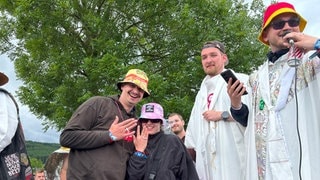 Henning und Julia halten ihre Ringe ins Bild, die sie bei der Biermesse auf dem Campingplatz bei Rock am Ring bekommen haben. (Foto: SWR3) Henning und Julia halten ihre Ringe ins Bild, die sie bei der Biermesse auf dem Campingplatz bei Rock am Ring bekommen haben.