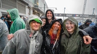 Vier Frauen und ein Mann tragen Regennponchos und feiern im Regen bei Rock am Ring. (Foto: picture-alliance / Reportdienste, Eibner-Pressefoto/Daniel REINELT) Vier Frauen und ein Mann tragen Regennponchos und feiern im Regen bei Rock am Ring.