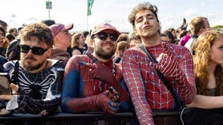 Zwei Besucher bei Rock am Ring sind als Spiderman verkleider und feiern vor der Bühne bei Rock am Ring. (Foto: picture-alliance / Reportdienste, Bonn.digital | Marc John) Zwei Besucher bei Rock am Ring sind als Spiderman verkleider und feiern vor der Bühne bei Rock am Ring.