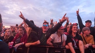 Fans feiern in der ersten Reihe bei Rock am Ring vor der Bühne. (Foto: picture-alliance / Reportdienste, Sascha Ditscher) Fans feiern in der ersten Reihe bei Rock am Ring vor der Bühne.