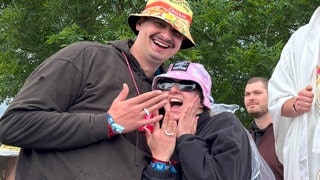 Ein Pärchen hält die Hände in die Kamera und zeigt aus Papier gebastelte Ringe auf dem Campingplatz bei Rock am Ring.