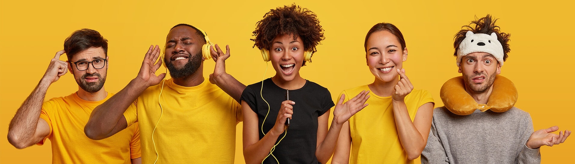 Mann mit Kopfhöhrern zeigt die Daumen hoch (Foto: Adobe Stock / koldunova und Wayhome Studio (Bannerformat))