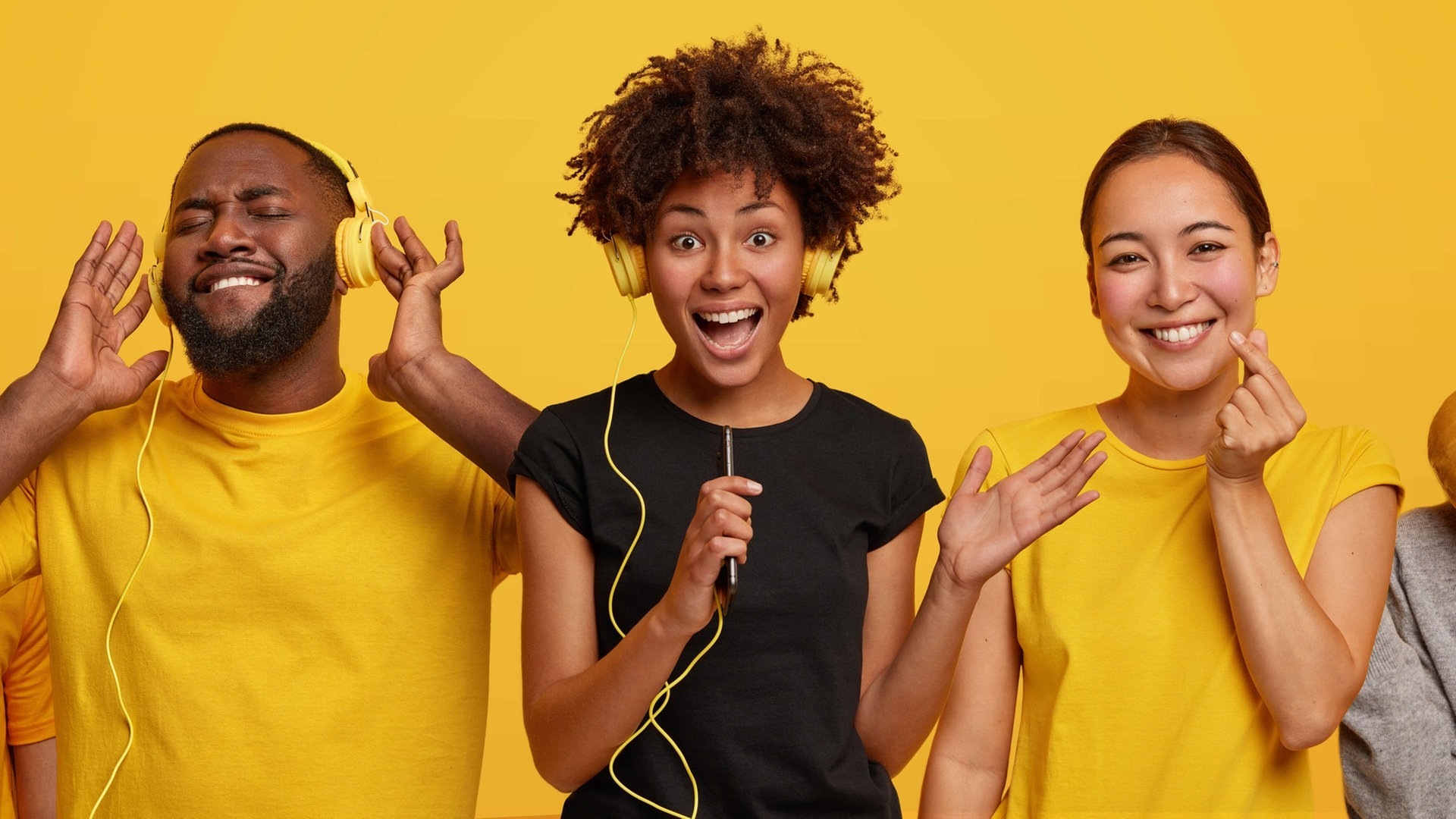 Mann mit Kopfhöhrern zeigt die Daumen hoch (Foto: Adobe Stock / koldunova und Wayhome Studio (Bannerformat))
