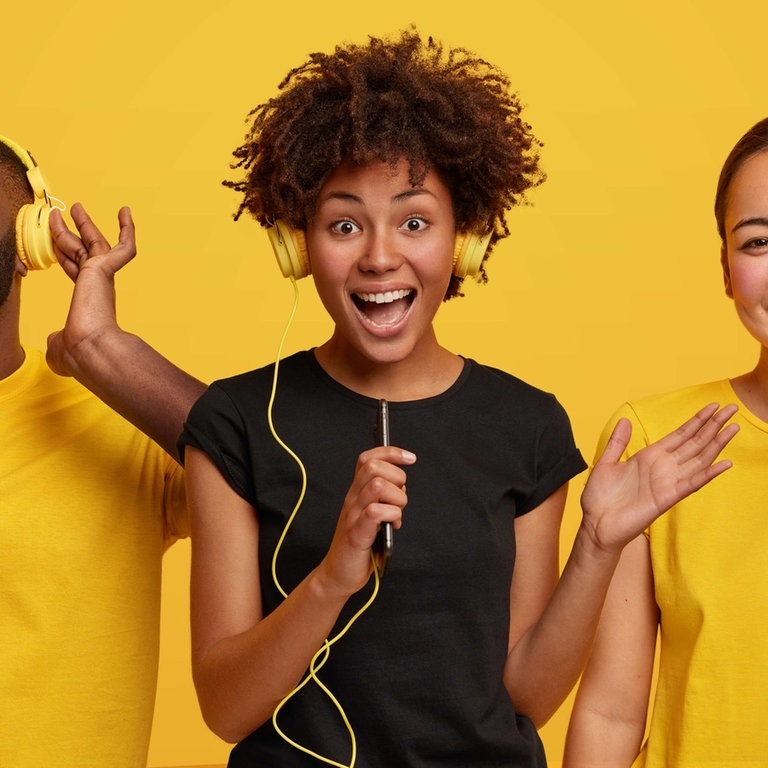 Mann mit Kopfhöhrern zeigt die Daumen hoch (Foto: Adobe Stock / koldunova und Wayhome Studio (Bannerformat))
