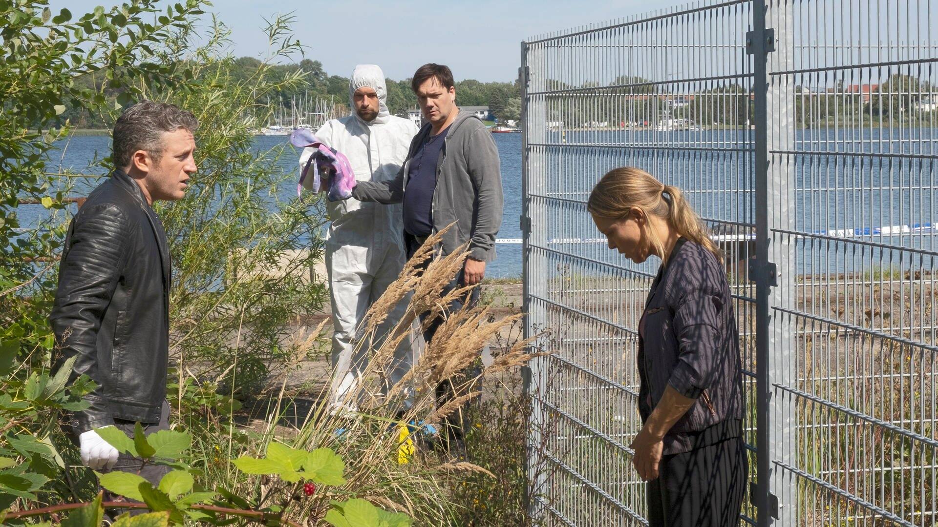 Was ist Nadja passiert? Thiesler (Josef Heynert), Bukow (Charly Hübner) und Katrin König (Anneke Kim Sarnau) untersuchen den Tatort. (Foto: ard-foto s2-intern/extern, NDR/Christine Schroeder)