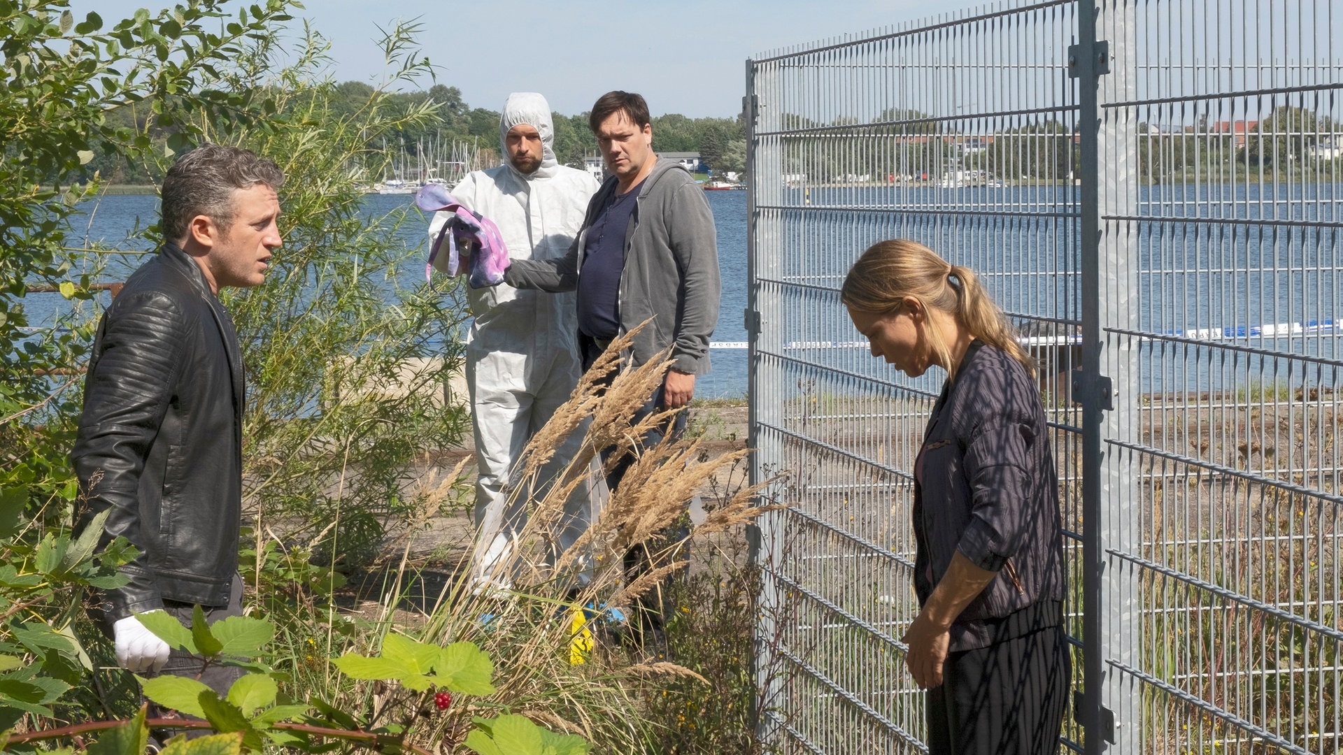 Foto: ard-foto s2-intern/extern, NDR/Christine Schroeder Was ist Nadja passiert? Thiesler (Josef Heynert), Bukow (Charly Hübner) und Katrin König (Anneke Kim Sarnau) untersuchen den Tatort. (Foto: ard-foto s2-intern/extern, NDR/Christine Schroeder)