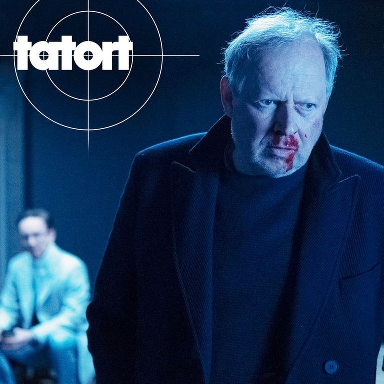 Szenenbild aus dem Tatort „Borowski und die Angst der weißen Männer“ mit Tatort-Logo (Foto: ard-foto s2-intern/extern, NDR / CHristine Schroeder)