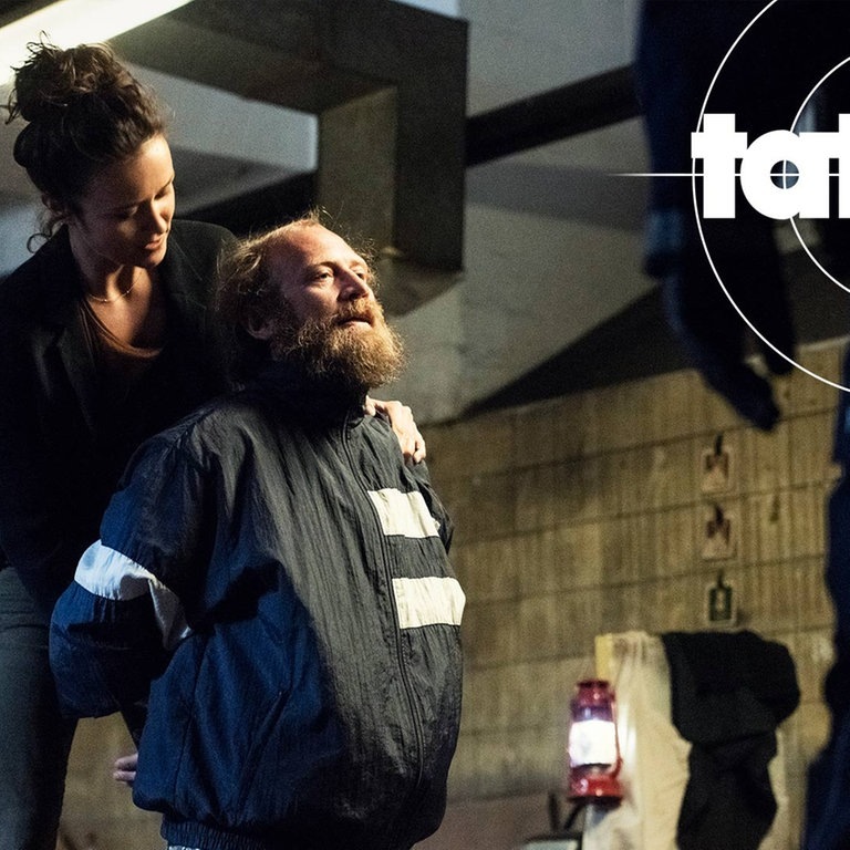 Szenenbild aus dem Tatort „Wie alle anderen auch“ mit Tatort-Logo (Foto: ard-foto s2-intern/extern, WDR / Martin Valentin Menke)