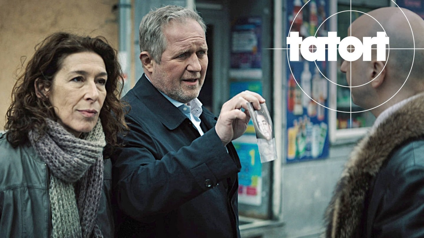 Bibi Fellner (Adele Neuhauser) und ihr Kollege Moritz Eisner (Harald Krassnitzer) versuchen den Mord an einem türksichen Geschäftsmann aufzuklären und stellen Andy Mittermeier (Michael Fuith) unangene (Foto: © ARD Degeto/ORF/Superfilm/Klaus Pichler)