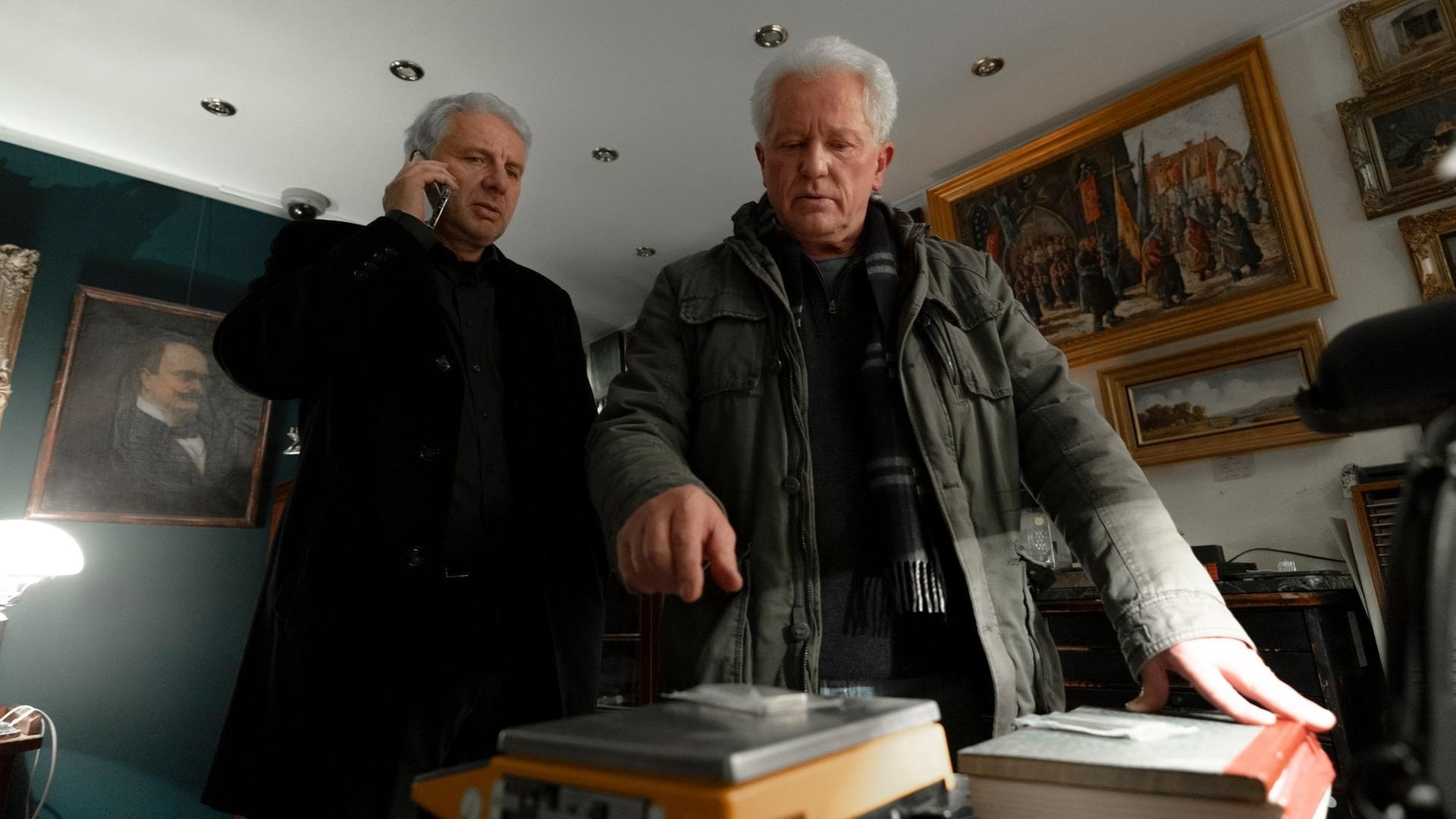 Foto: ard-foto s2-intern/extern, BR/Lieblingsfilm GmbH / Peter Nix Um was geht es in diesem Tatort wirklich? Und was hat ein Goldbarren mit Rotkäppchen zu tun? (Foto: ard-foto s2-intern/extern, BR/Lieblingsfilm GmbH / Peter Nix)