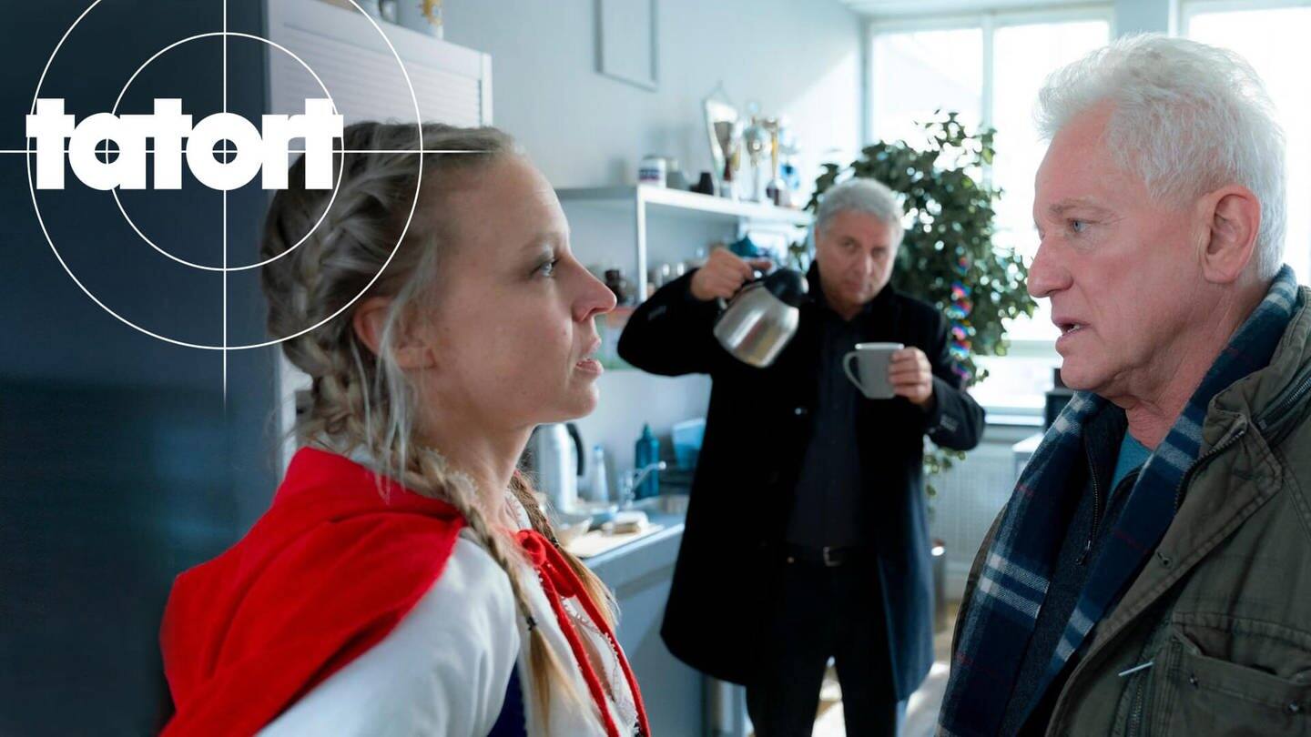 Rotkäppchen war stockbesoffen – morgens ist sie in der Ausnüchterungszelle aufgewacht und bekommt erst mal lecker Kaffee. (Foto: ard-foto s2-intern/extern, BR/Lieblingsfilm GmbH / Peter Nix)