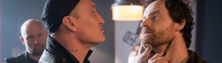 Kommissar Faber wird von einem Mitglied der Rockerbande bedroht