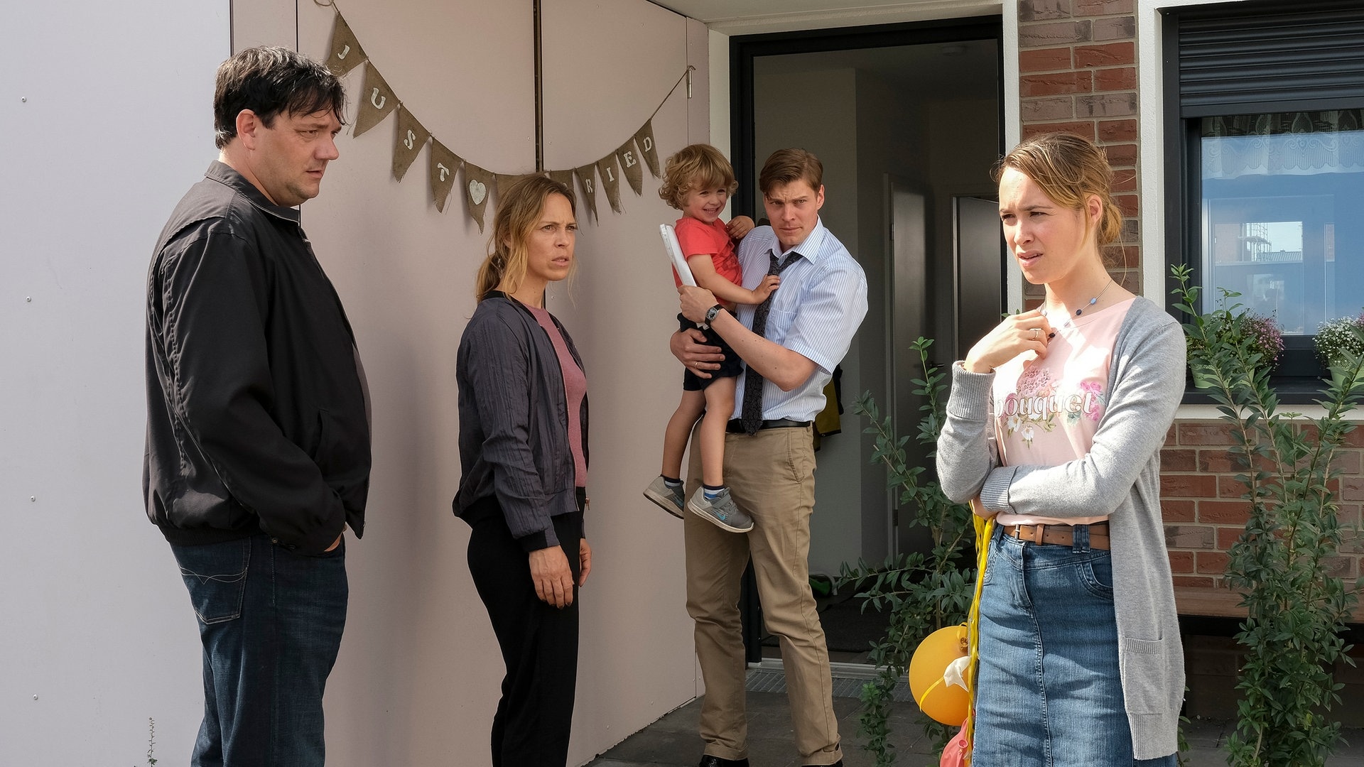 Haben die Flemmings etwas mit Nadjas Tod zu tun? (v.l n.r. Charly Hübner, Anneke Kim Sarnau, Teo Centoal, Helgi Schmid, Victoria Schulz). (Foto: ard-foto s2-intern/extern, NDR/Christine Schroeder)