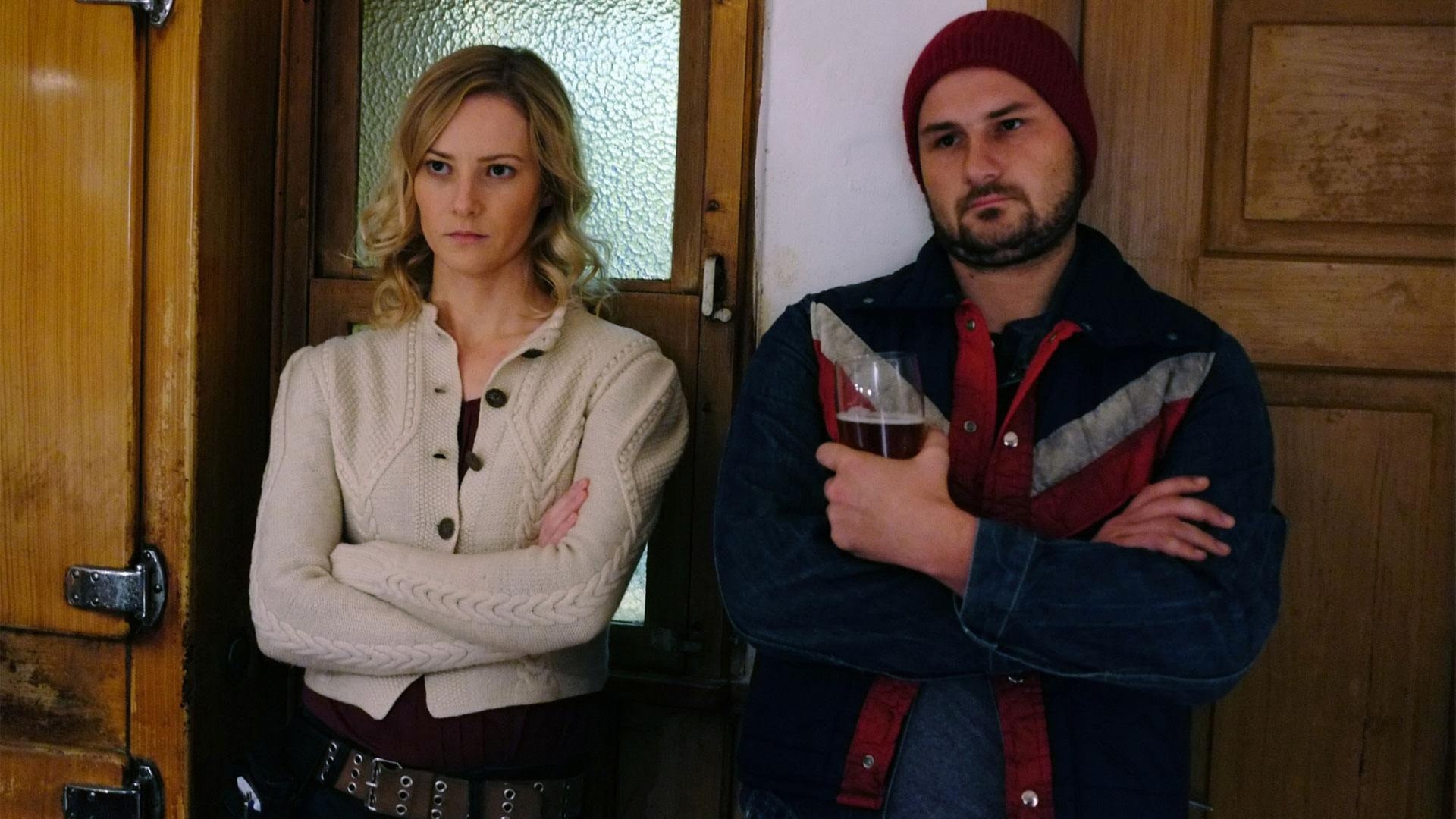 Foto: BR/Claussen+Putz Filmproduktion GmbH/Christian Schulz In der Wirtsstube: Die Wirtin (Teresa Weißbach) und ein aufgebrachter Bauer (Daniel Flieger), dessen Schafe vom halbzahmen Wolf des Türken Mehmet Özhan gerissen worden sein sollen. (Foto: BR/Claussen+Putz Filmproduktion GmbH/Christian Schulz)