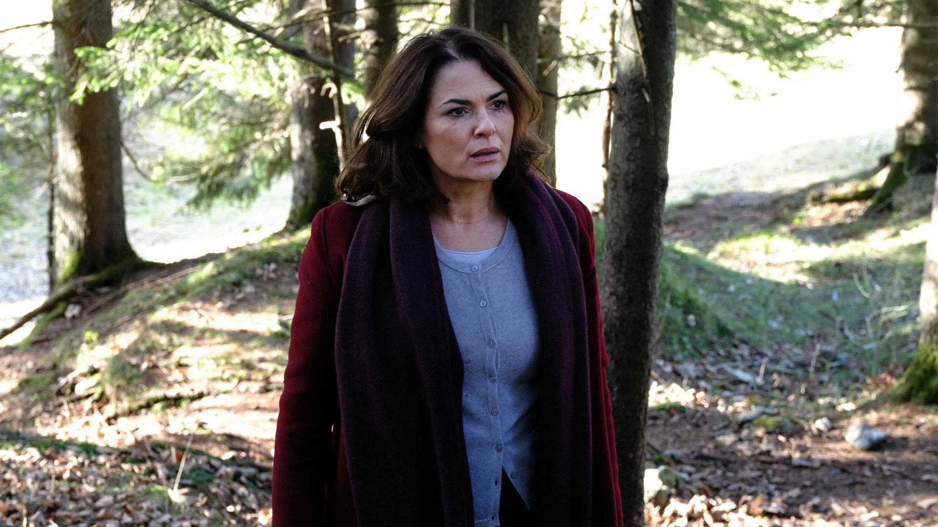 Foto: BR/Claussen+Putz Filmproduktion GmbH/Christian Schulz Constanze Hermann (Barbara Auer) auf Spurensuche im Wald. In der Nacht zuvor wurde die junge Kristina brutal ermordet. (Foto: BR/Claussen+Putz Filmproduktion GmbH/Christian Schulz)