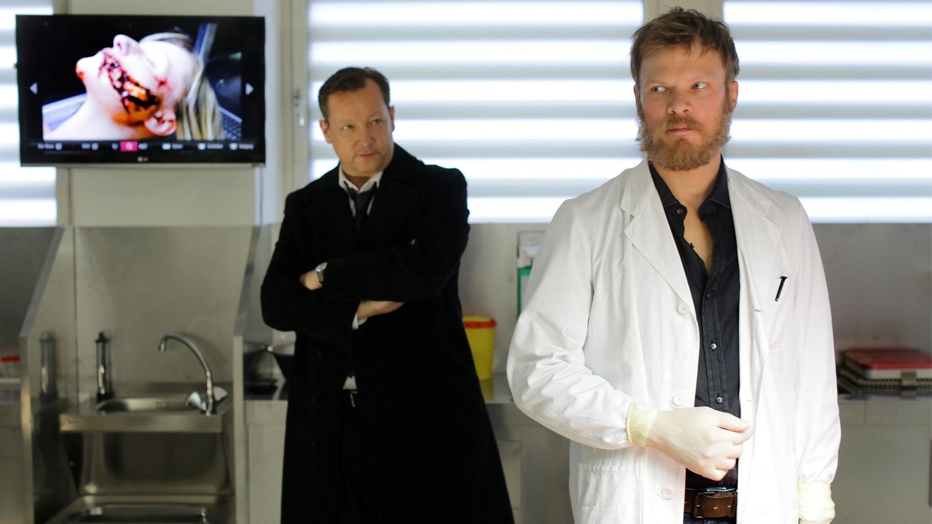 Foto: BR/Claussen+Putz Filmproduktion GmbH/Christian Schulz Hanns von Meuffels (Matthias Brandt, links) zieht den Tierarzt Dr. Biesinger (Sebastian Hülk) bei der Obduktion der jungen Kristina zurate, die womöglich durch den Biss eines Wolfes zu Tode gekommen s (Foto: BR/Claussen+Putz Filmproduktion GmbH/Christian Schulz)