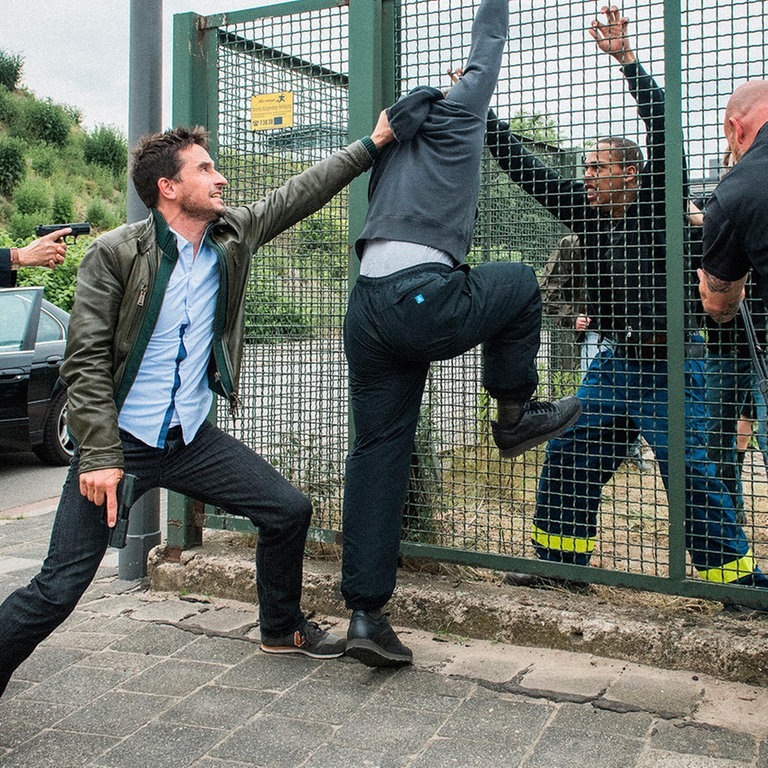 Die Situation eskaliert: Die Bremer Kommissare (v.l. Sabine Postel, Oliver Mommsen) retten einen Verdächtigen vor dem aufgebrachten Mob. (Foto: Radio Bremen/ARD Degeto/Svenja von Schultzendorff)