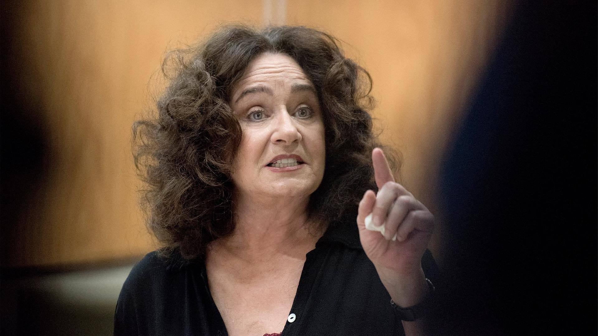Staatsanwältin Wilhelmine Klemm (Mechthild Großmann) warnt vor voreiligen Schlüssen bei den Ermittlungen. (Foto: WDR/Martin Menke)