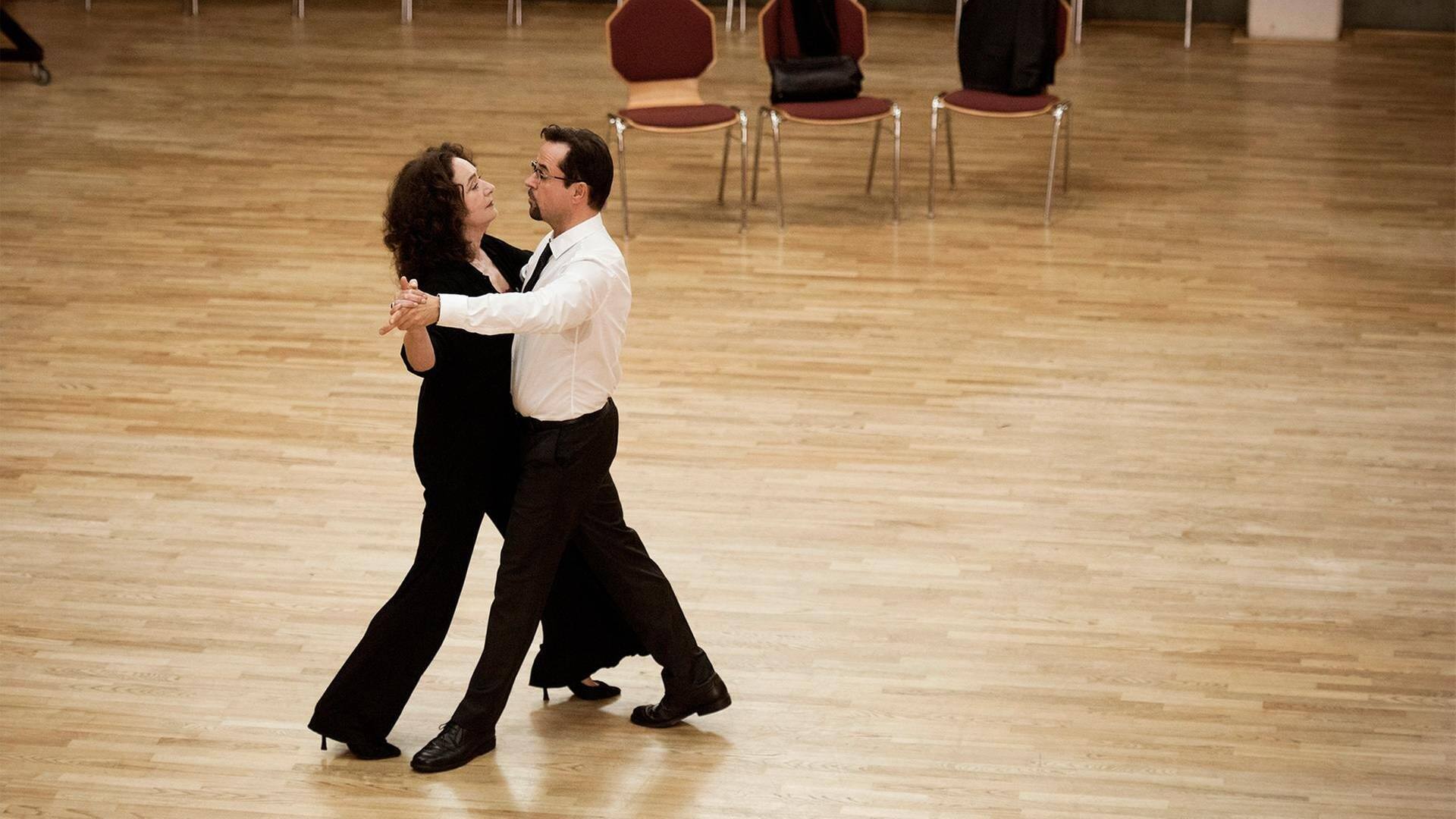 Der erste Tango im Münster für das Tanzpaar Wilhelmine Klemm (Mechthild Großmann, l) und Karl-Friedrich Boerne (Jan Josef Liefers, r). (Foto: WDR/Martin Menke)