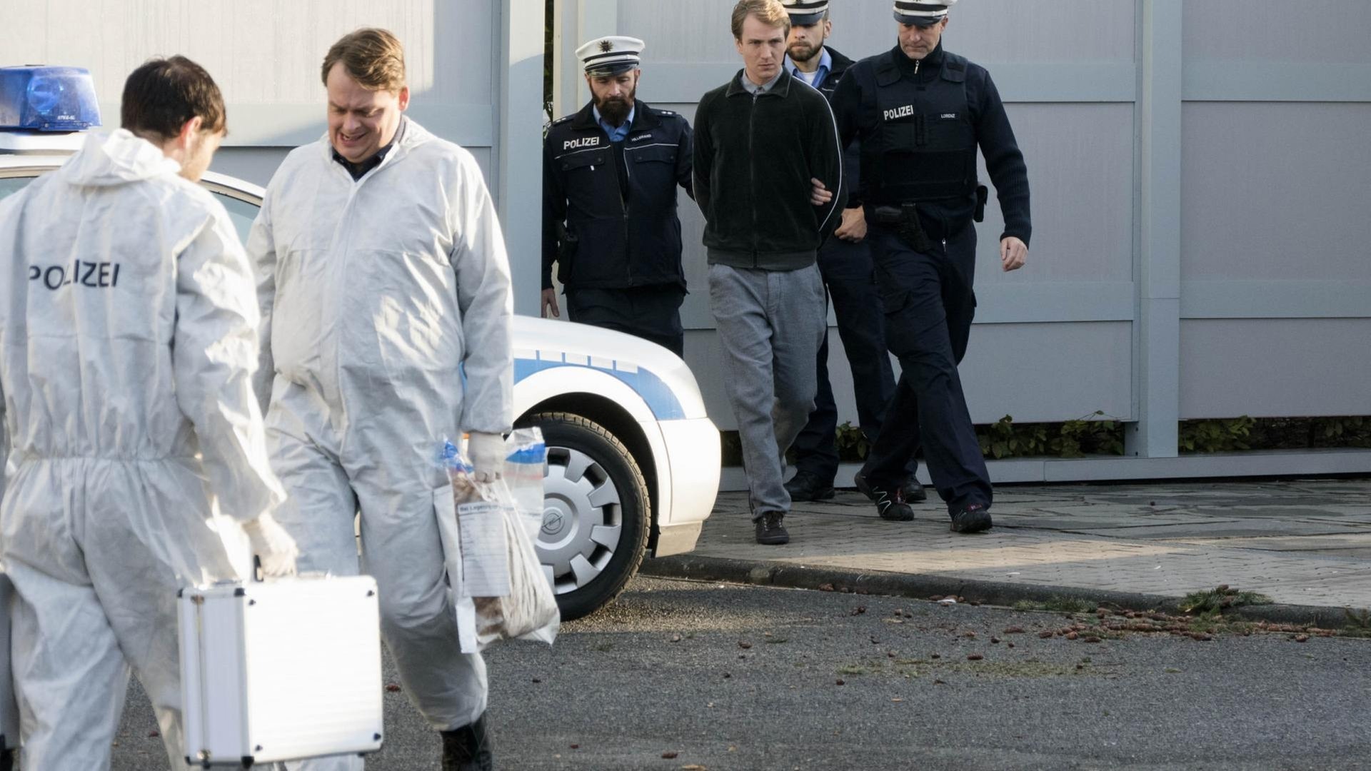 Foto: HR/Degeto/Bettina Müller Nils (Jan Krauter) und Polizeikommando (Komparsen). (Foto: HR/Degeto/Bettina Müller)