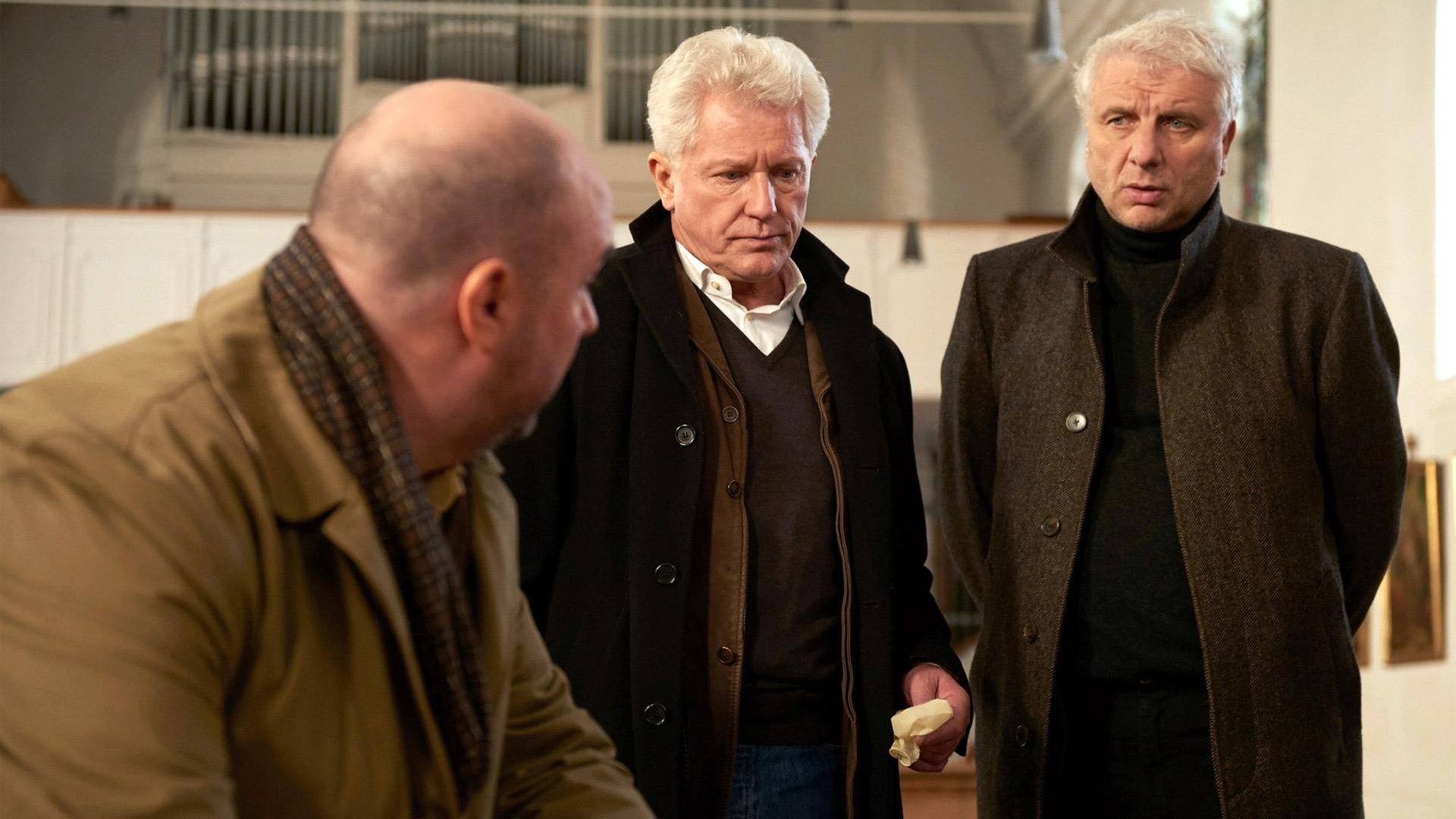 Foto: ARD Degeto/BR/Walter Wehner Rechtsmediziner Dr. Matthias Steinbrecher (Robert Joseph Bartl) untersucht die Leiche des kleinen Lucian und erklärt den Hauptkommissaren Ivo Batic (Miroslav Nemec) und Franz Leitmayr (Udo Wachtveitl) (Foto: ARD Degeto/BR/Walter Wehner)