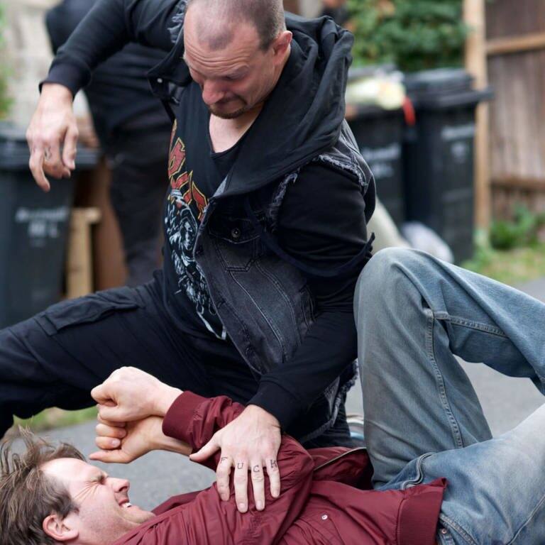 Hauptkommissar Felix Voss (Fabian Hinrichs) wird von einem Neonazi (Stuntman Alexander Mack) verprügelt. (Foto: BR/Rat Pack Filmproduktion GmbH/Bernd Schuller)