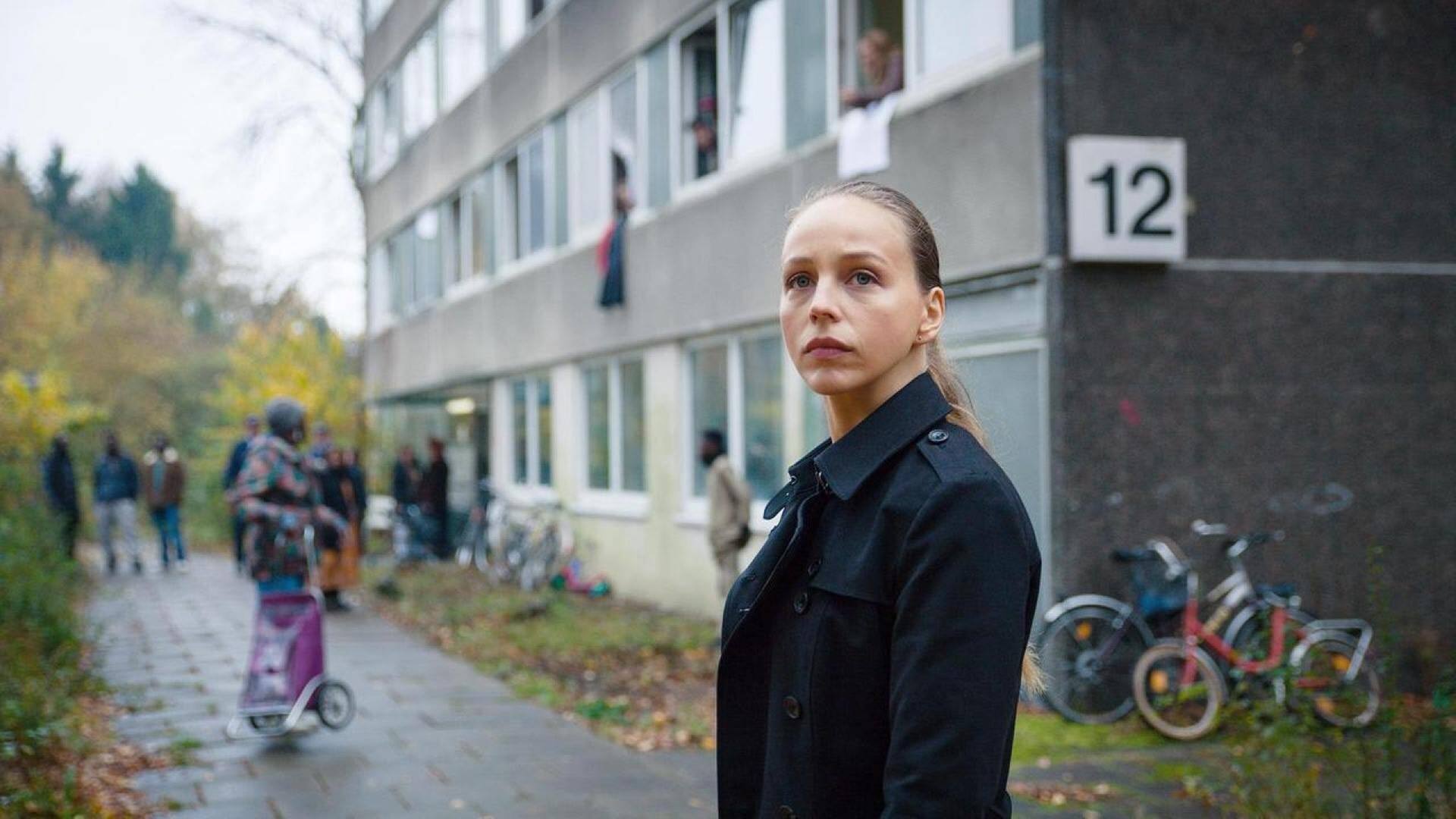 Katharina Lorenz macht sich ihr eigenes Bild vom Asylbewerberheim. (Foto: NDR/Alexander Fischerkoesen)