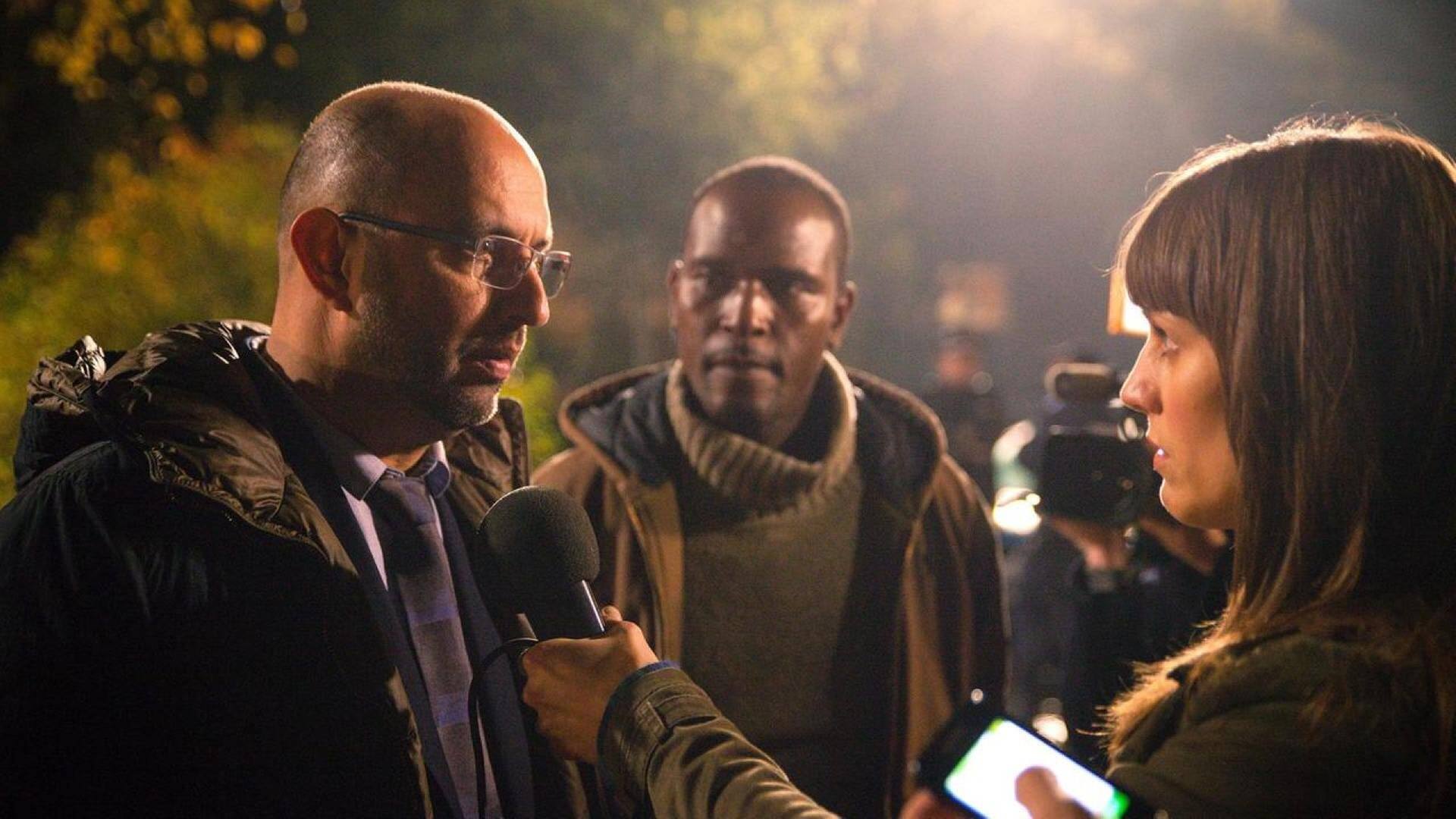 Auch die Medien interessieren sich für den Fall. Eine Reporterin interviewt Samir Chadat, den Anwalt des Toten. (Foto: NDR/Alexander Fischerkoesen)