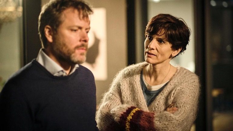 Foto: SWR, SWR / Benoît Linder Der bärtige Tatort-Täter redet mit seiner schwangeren Frau im Wohnzimmer (Foto: SWR, SWR / Benoît Linder)