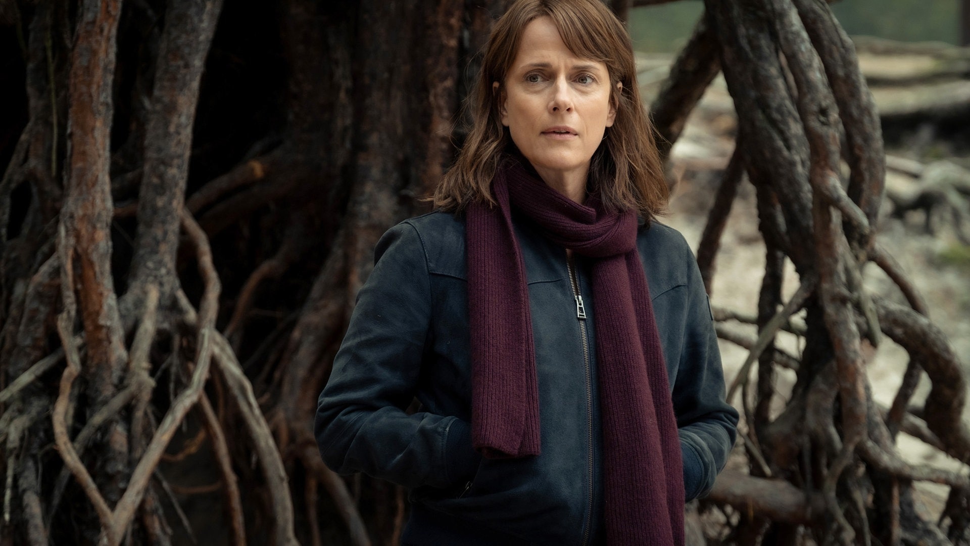 Foto: ard-foto s2-intern/extern, MDR/filmpool fiction/Conny Klein Polizeiruf Kommissarin Doreen Brasch steht im Wald vor einem Baum mit übergroßen, merkwürdigen Wurzeln. (Foto: ard-foto s2-intern/extern, MDR/filmpool fiction/Conny Klein)