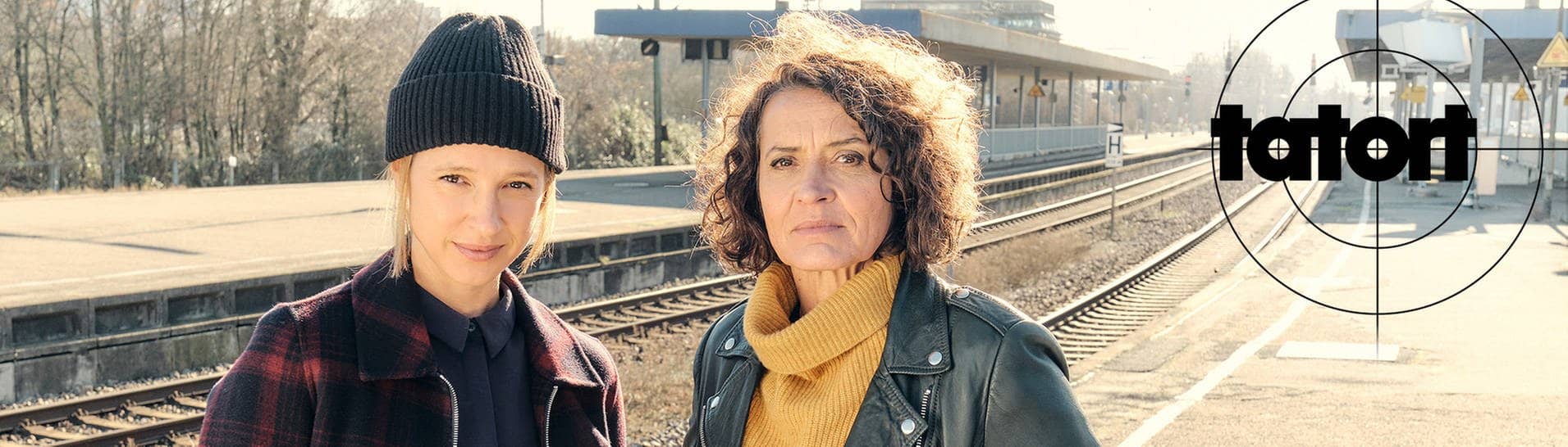 Tatort-Kommissarin Lena Odenthal und Kollegin Johanna Stern stehen auf dem Bahngleis  (Foto: SWR, Benoît Linder)