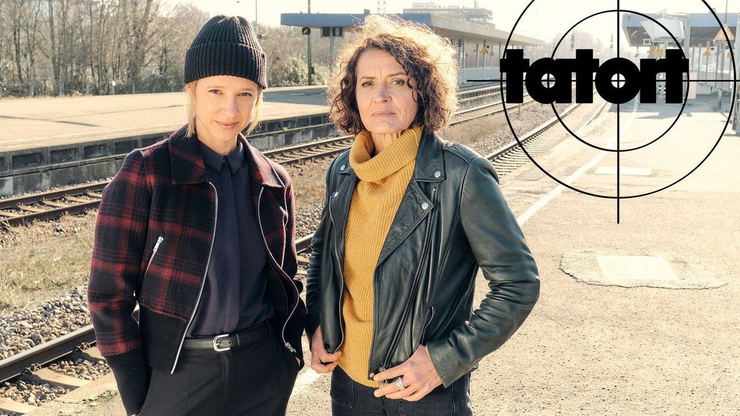 Tatort-Kommissarin Lena Odenthal und Kollegin Johanna Stern stehen auf dem Bahngleis  (Foto: SWR, Benoît Linder)