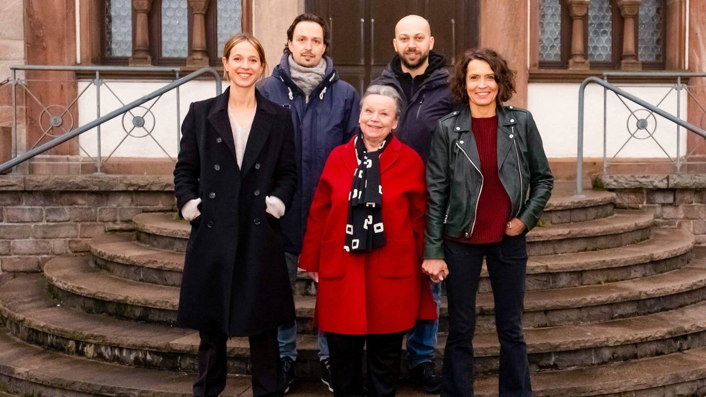Cast vom Tatort "Lenas Tante" vor dem Drehstart auf einer Treppe vor einem Haus.  (Foto: SWR, Benoît Linder)