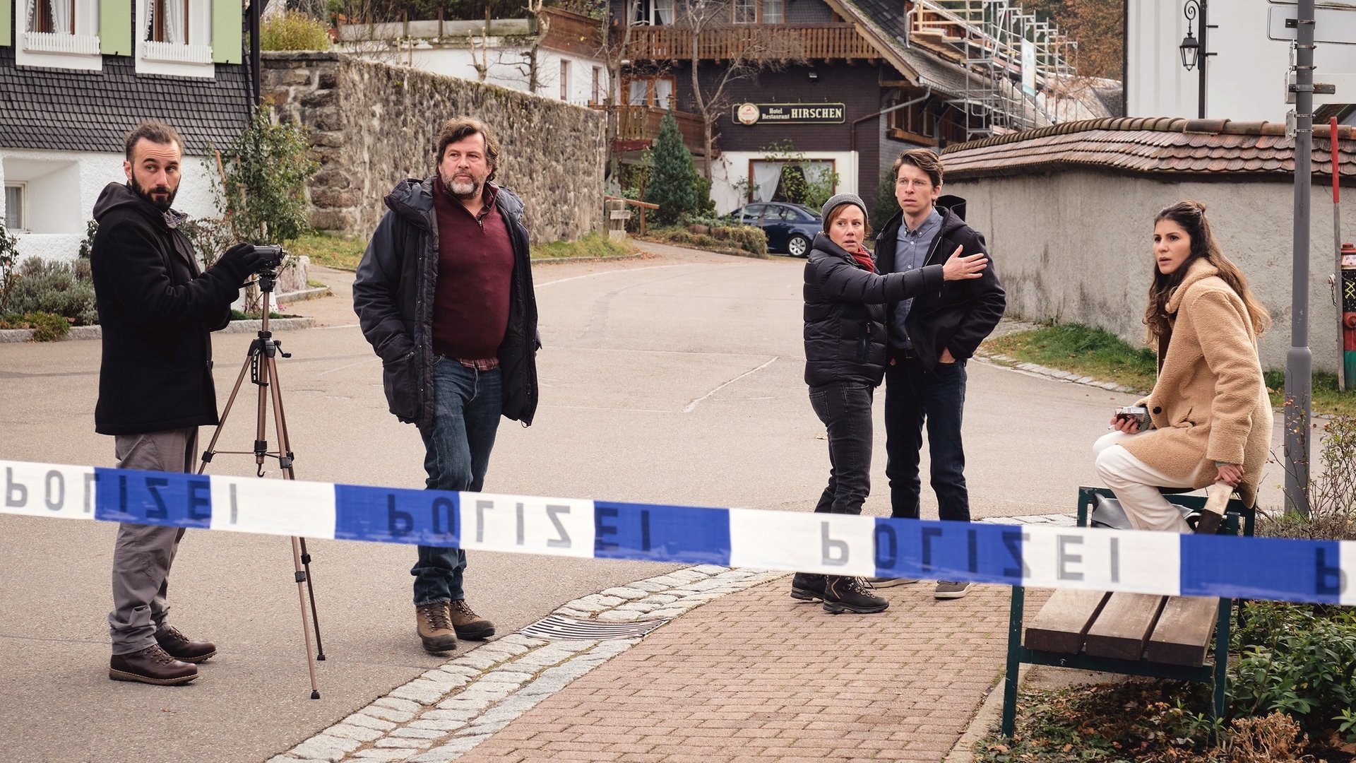 Kommissarin hält Mann zurück (Foto: ard-foto s2-intern/extern, SWR / Benoît Linder)