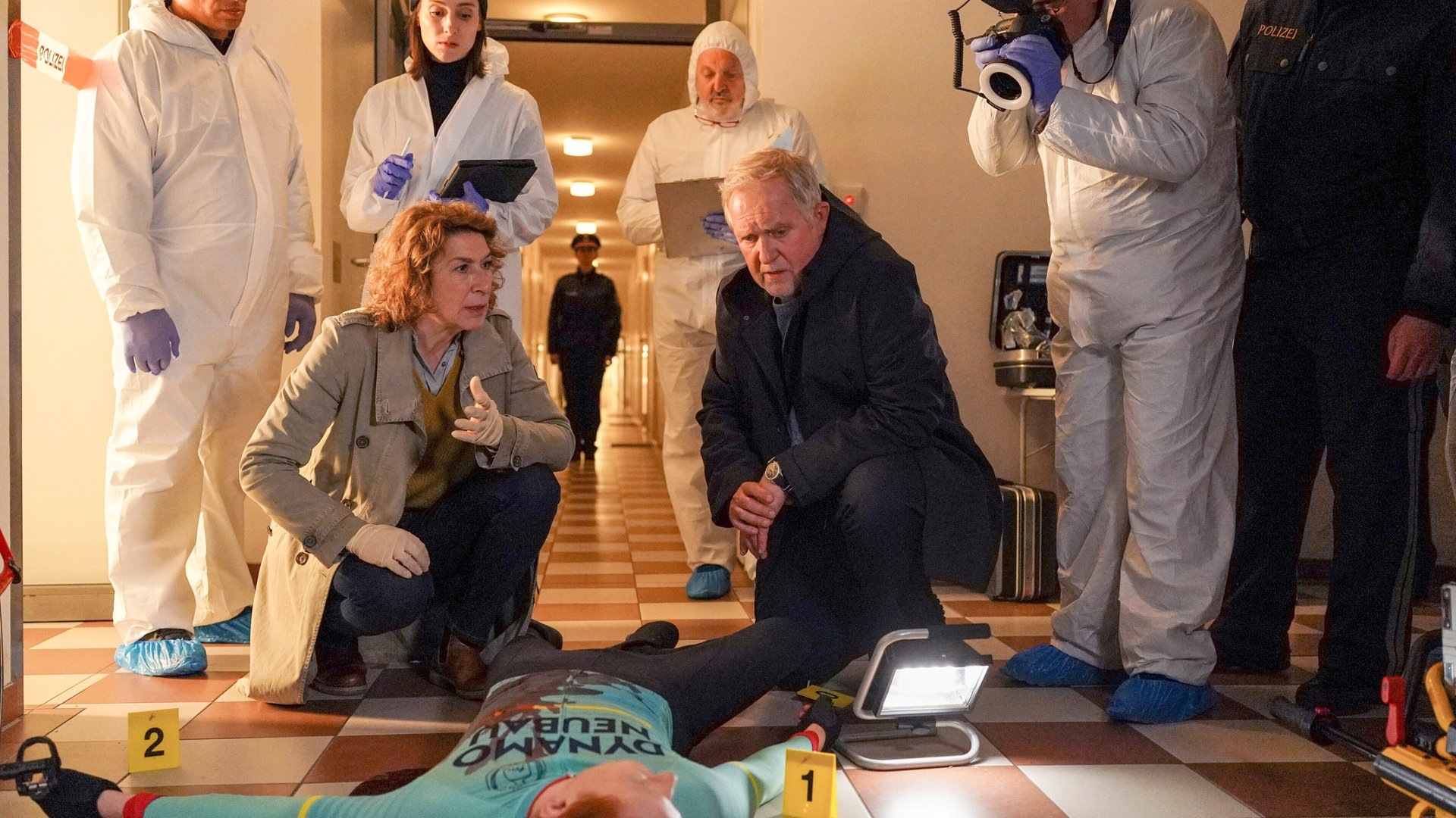 Foto: ard-foto s2-intern/extern, ARD Degeto / ORF / Prisma Film / Petro Domenigg Leiche in langem Flur (Foto: ard-foto s2-intern/extern, ARD Degeto / ORF / Prisma Film / Petro Domenigg)