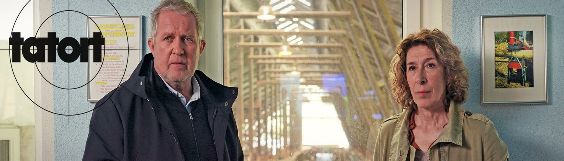 Die kommissare vor einem Kuhstall (Foto: ard-foto s2-intern/extern, ARD Degeto/ORF/Prisma Film / Petro Domenigg)