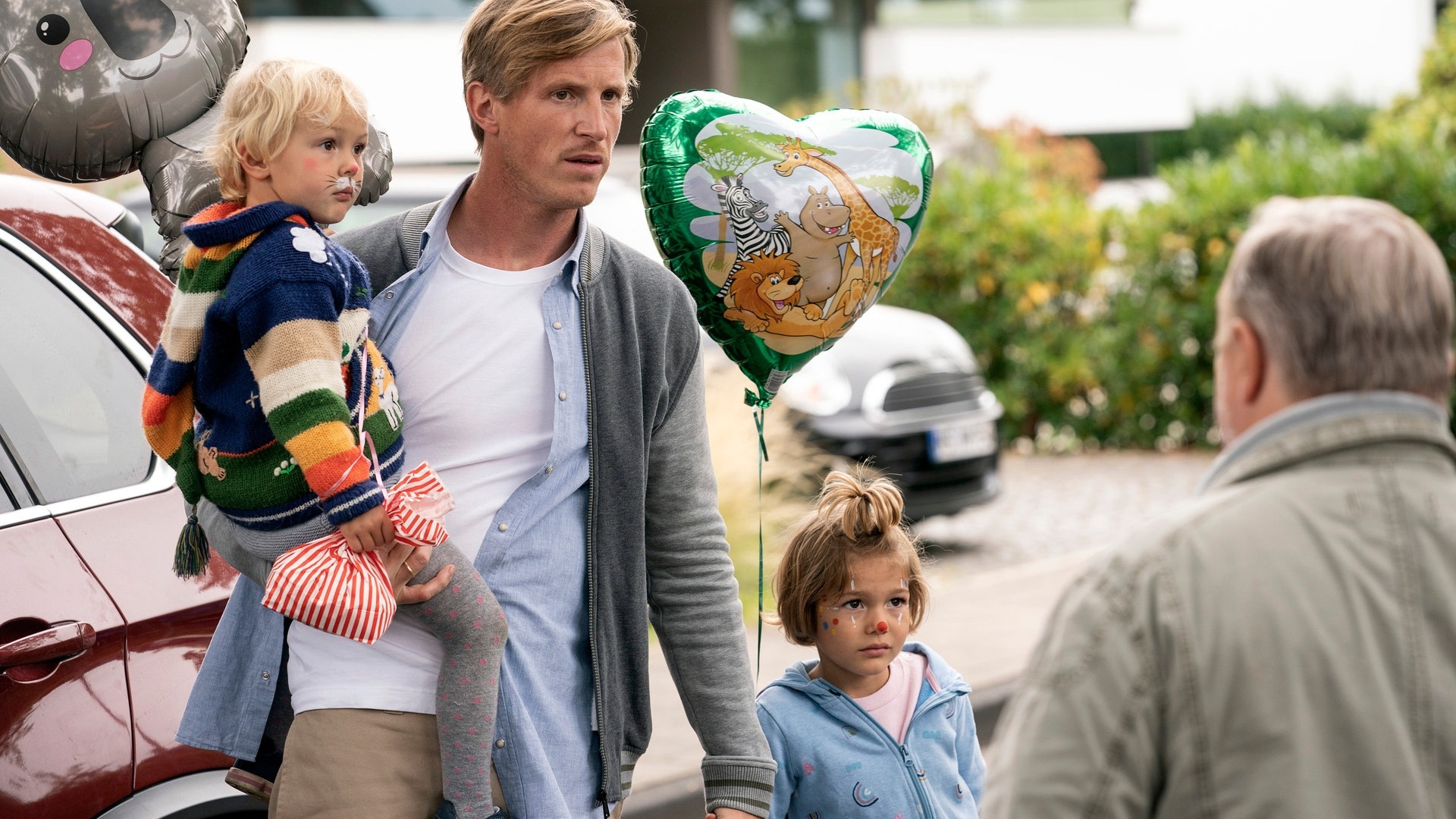Foto: ard-foto s2-intern/extern, WDR / Bavaria Fiction GmbH / Thomas Kost Vater mit geschminkten Kindern (Foto: ard-foto s2-intern/extern, WDR / Bavaria Fiction GmbH / Thomas Kost)
