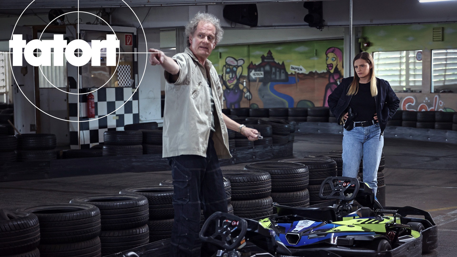 Ermittler auf einr Kartbahn (Foto: ard-foto s2-intern/extern, Radio Bremen / Jörg Landsberg)