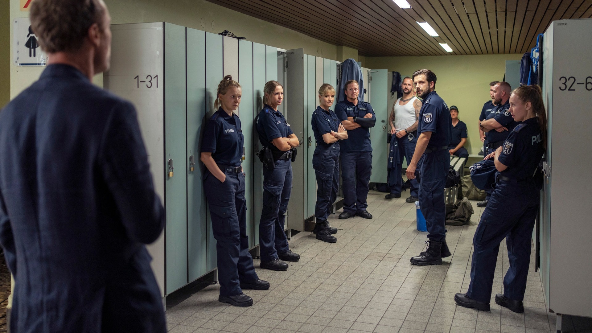 Foto: ard-foto s2-intern/extern, rbb / Marcus Glahn Kommissar vor einer Polizeistaffel (Foto: ard-foto s2-intern/extern, rbb / Marcus Glahn)
