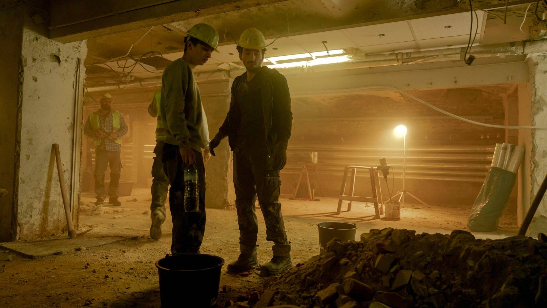Zwei Bauarbeiter starren auf einen Haufen Schutt (Foto: ard-foto s2-intern/extern, rbb / Marcus Glahn)