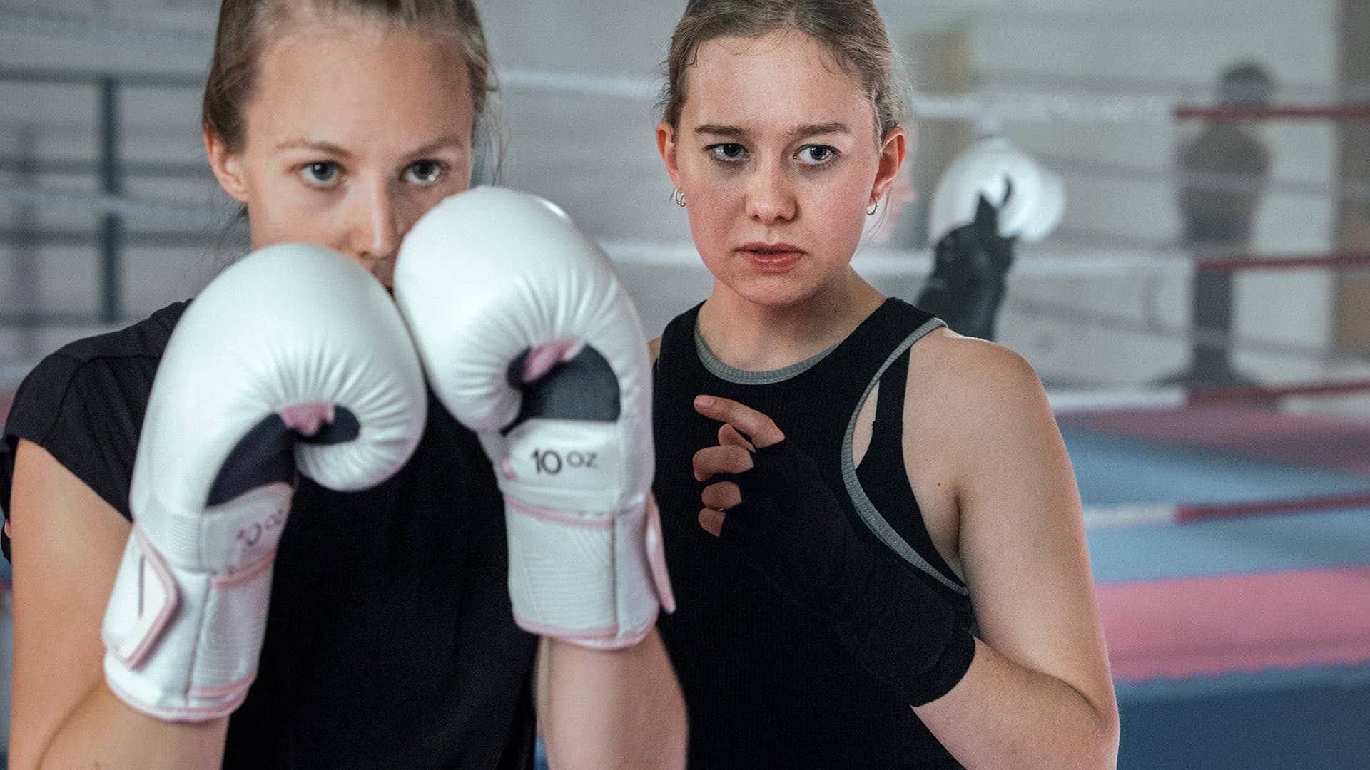 Frauen in Boxhandschuhen beim Tatort aus der Schweiz (Foto: ard-foto s2-intern/extern, ARD Degeto / SRF / Sava Hlavacek)
