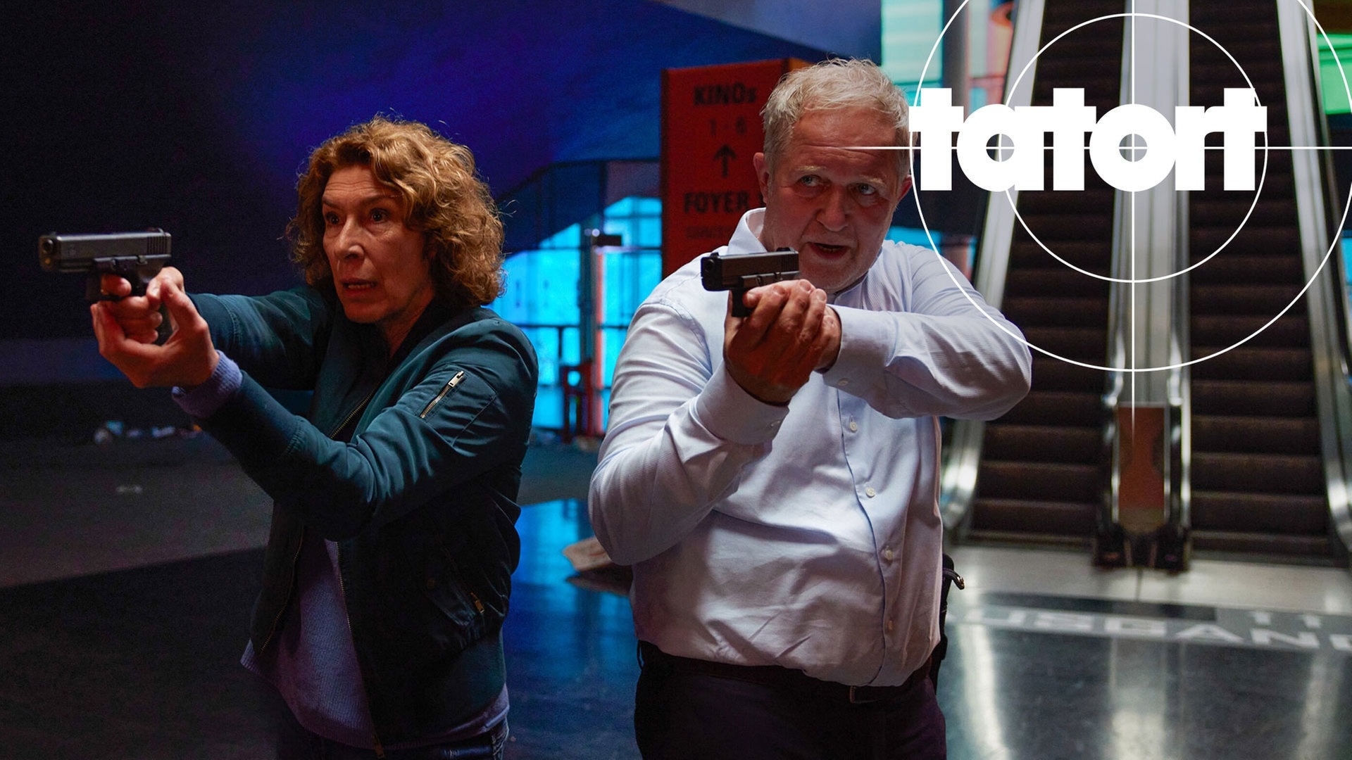 Tatort-Kritik Wien: Die Kommissare Fellner und Eisner richten beide ihre Waffen auf ein Ziel. Szene aus der neuen Tatort-Folge „Azra“. (Foto: ard-foto s2-intern/extern)