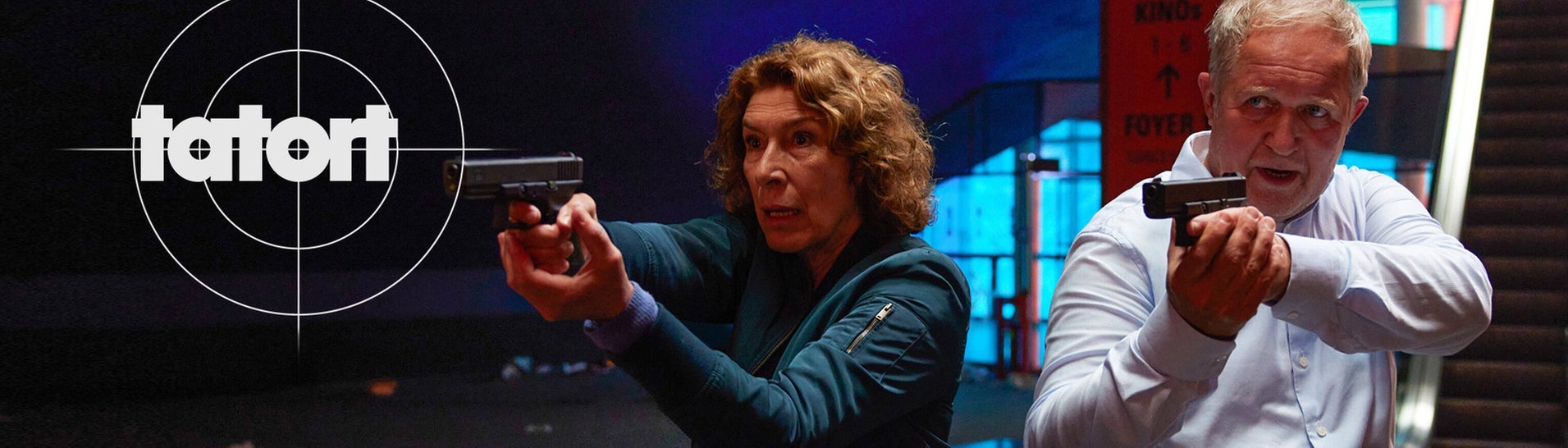 Tatort-Kritik Wien: Die Kommissare Fellner und Eisner richten beide ihre Waffen auf ein Ziel. Szene aus der neuen Tatort-Folge „Azra“. (Foto: ard-foto s2-intern/extern)