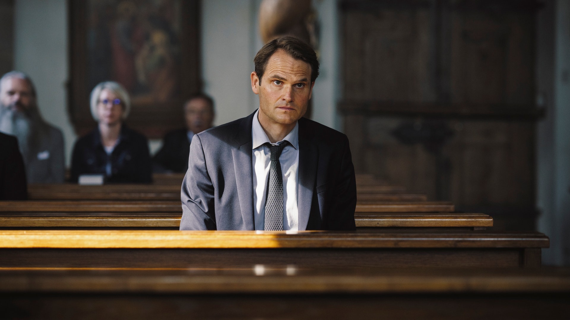 Felix Voss (Fabian Hinrichs) in der Kirche. (Foto: ard-foto s2-intern/extern, BR/X Filme Creative Pool GmbH/Hendrik Heiden)