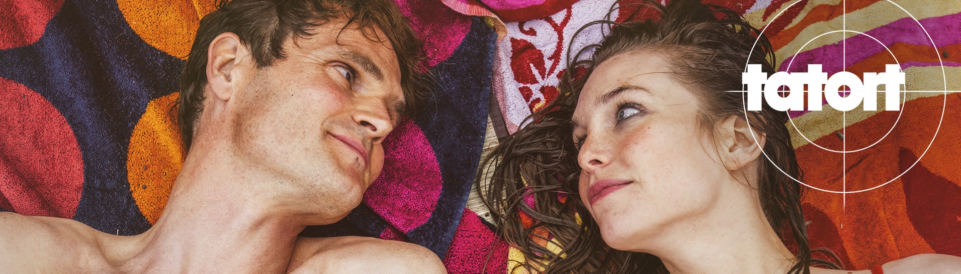 Tatort-Kritik Franken: Felix Voss und Antonia liegen auf Handtüchern und schauen sich in die Augen (Foto: ard-foto s2-intern/extern, BR / X Filme Creative Pool GmbH / Hendrik Heiden)