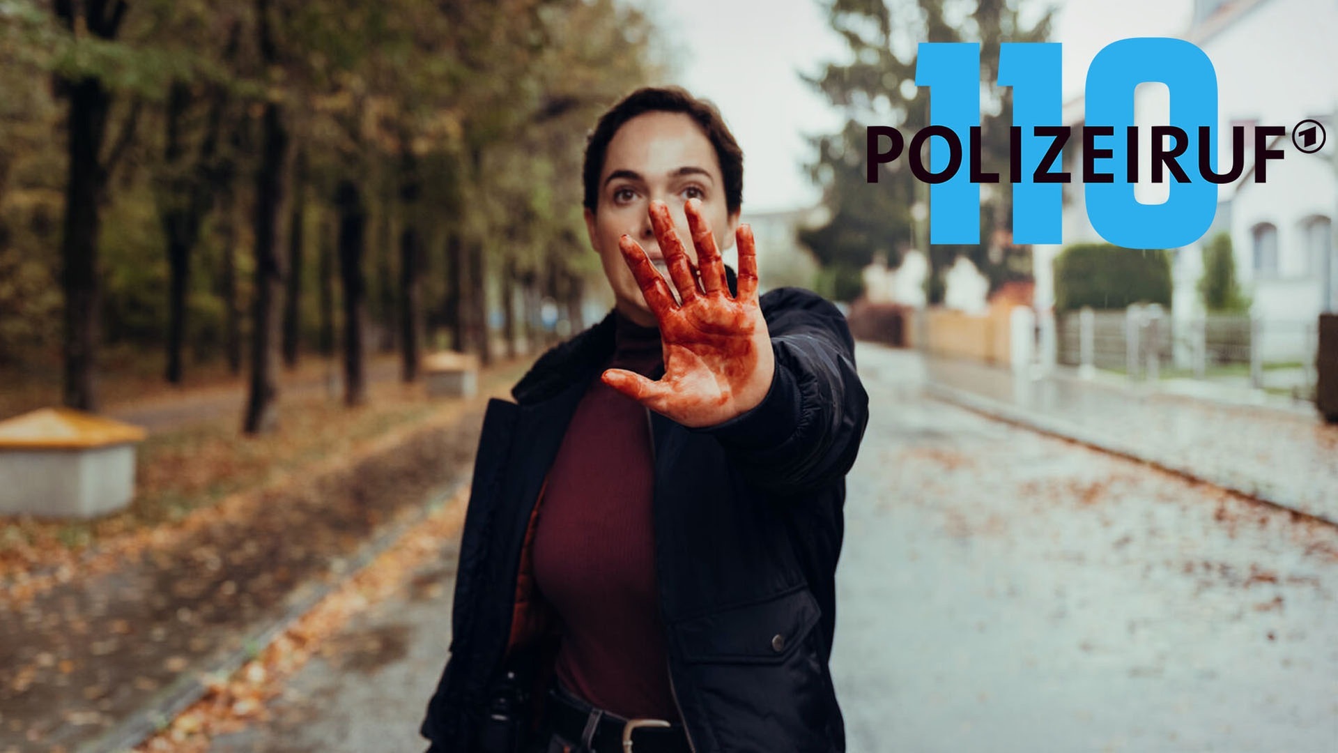 Elisabeth Eyckhoff, gespielt von Verena Altenberger, hält im Polizeiruf 110 ihre blutverschmierte Hand in die Kamera (Foto: BR/Amalia Film und Dragonbird Films/Sabine Finger)